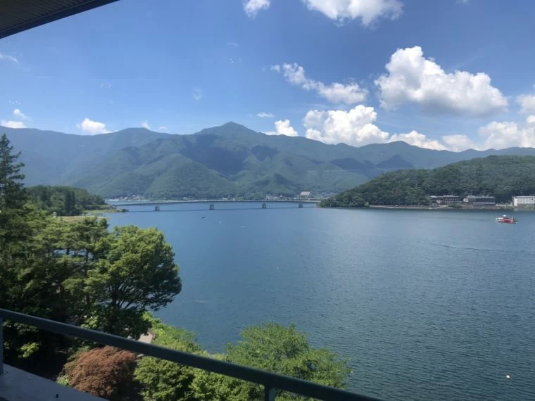 飯店看出去的河口湖讓人心曠神怡。劉金峯提供