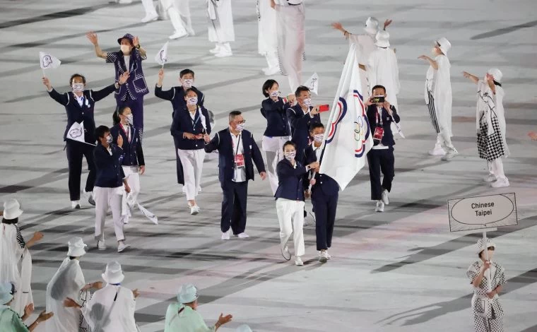 中華代表團11人出場。李天助揶