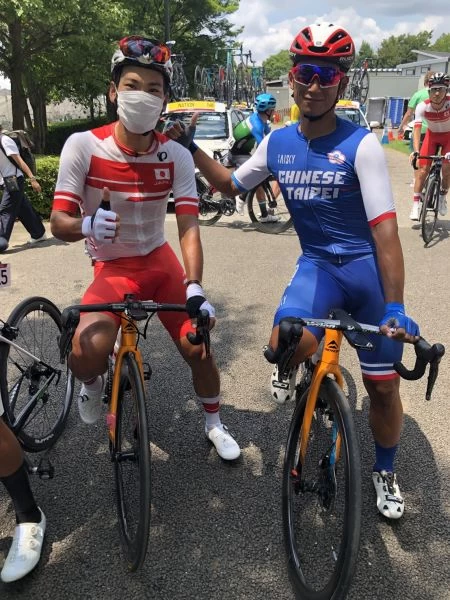 馮俊凱與同屬巴林勝利車隊的新城幸也賽前合影。Bettiniphoto提供