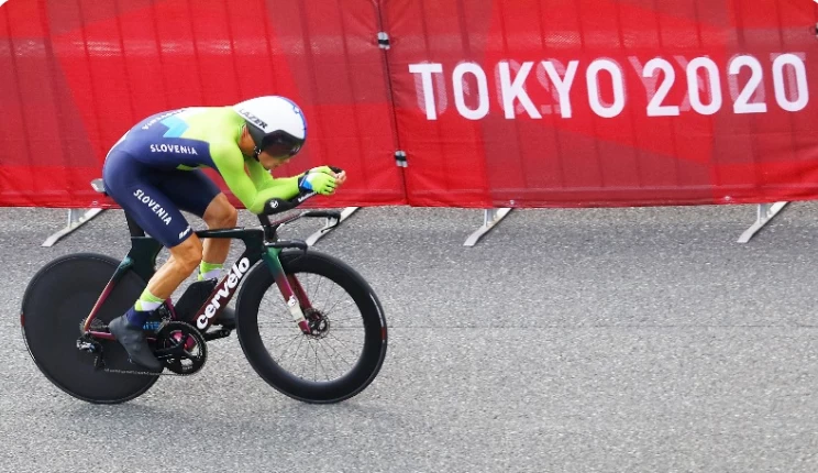斯洛維尼亞的羅格里奇(Primož Roglič)奪下東奧男子個人公路計時金牌。摘自東奧官方推特