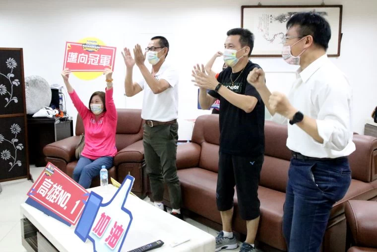 戴爸戴禡在家中觀戰。高雄運發局提供