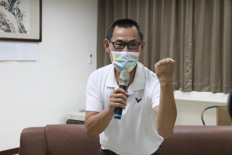 戴爸為小戴明天金牌戰加油。高雄市運發局提供