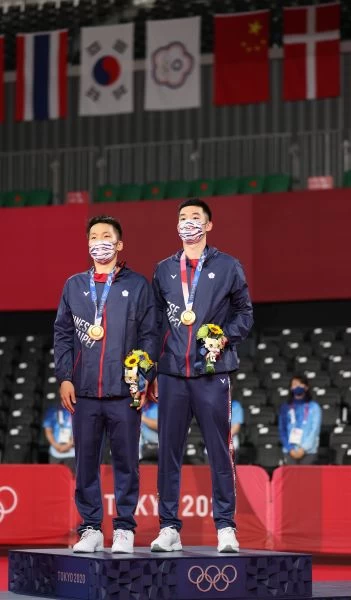 王齊麟/李洋奪下台灣史上首面奧運羽球金牌。李天助攝