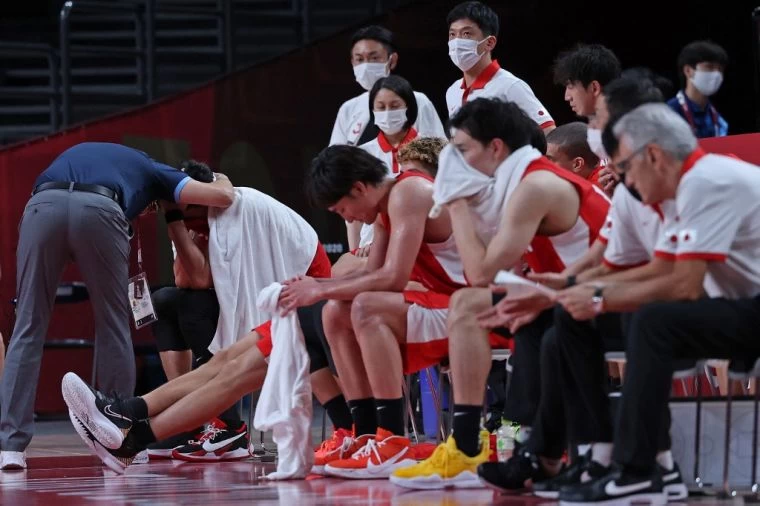 號稱日本史上最強的男籃隊,生死戰輸給阿根廷,隊職員賽後黯然坐板凳席。(法新社)