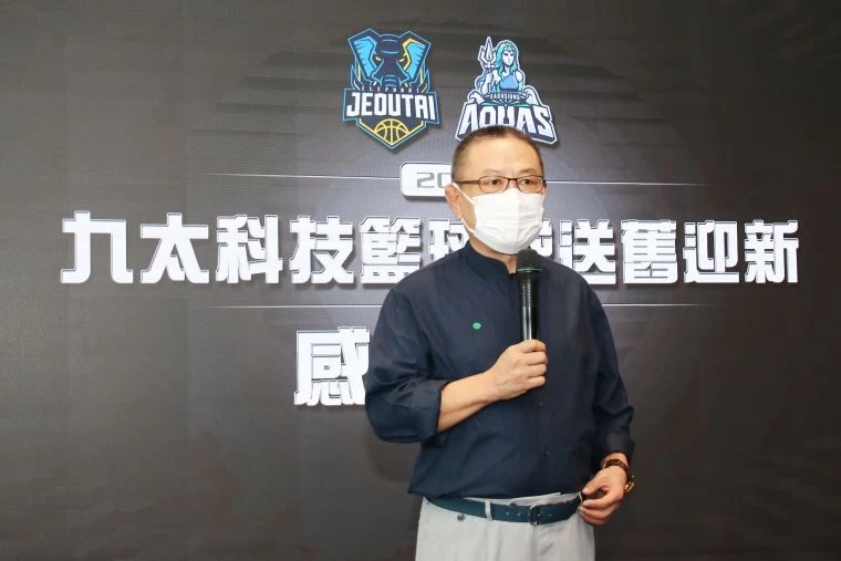 九太科技董事長沈會承勉勵球員,在高強度的比賽打出好表現。高雄九太科技隊提供