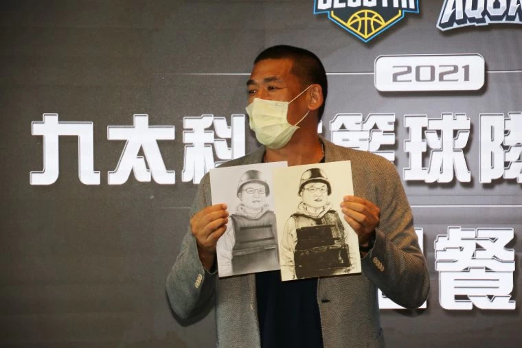 感恩參會中拿出九太科技董事長沈會承的漫畫造型,球員們都覺得神似。高雄九太科技球隊提供
