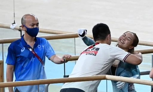 李慧詩確定奪銅後教練相擁慶祝。法新社