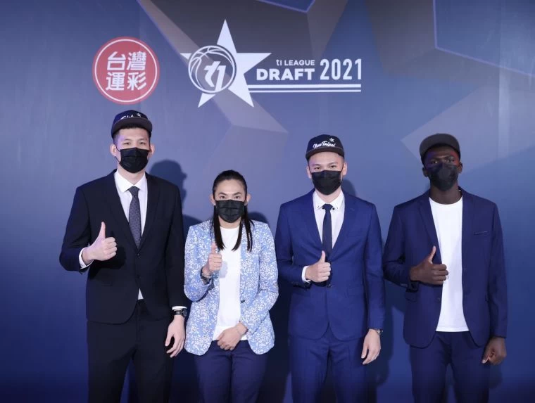 T1聯盟第一輪獲選球員與會長錢薇娟合照(左起尤楚翔、錢薇娟、謝亞軒、阿巴西),官方提供