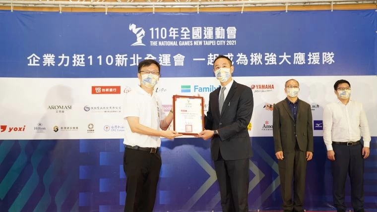台新銀行代表黃天麟副總經理接受局長頒贈。大會提供