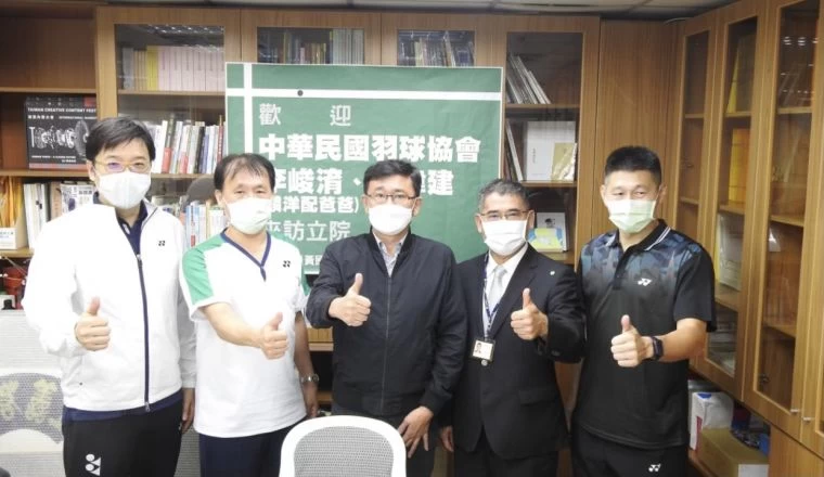 圖1.(左起)羽協理事長張國祚(左起)、李洋父親李峻淯、立委黃國書、土銀副總經理曾學智、土銀總教練李松遠。羽協提供