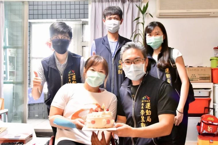 運動局李局長與林宜萱科長-張惟剴股長和承辦同仁親赴林亞璇家中-預祝林亞璇在東京帕運勇奪佳績並為她慶生。台中運動局提供
