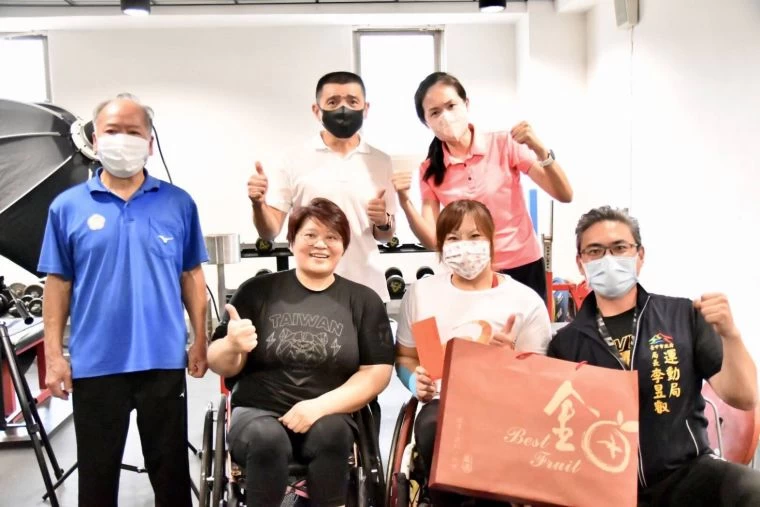 運動局李局長-台中市身心障礙體育總會理事長林孟令-新北市議員洪佳君-教練陳穎德與健力好手林資惠一起為林亞璇前進東京帕運加油打氣。台中運動局提供