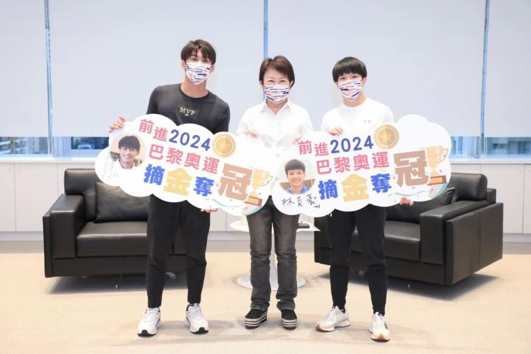 台中市長盧秀燕與楊勇緯、林真豪相見歡。台中市運動局提供