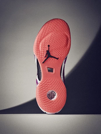 在 Air Jordan XXXVI 上,我們能清楚看到熟悉的人字紋外底配置。官方提供