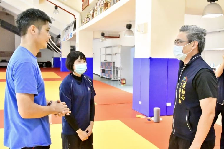 吳教練現場指導聽障帕運國手柔道技術-因指導聽障選手須看到教練口型。台中運動局提供