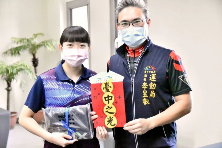 運動局長李昱叡替臺中市身心障礙體育總會理事長林孟令-頒贈-臺中之光-的榮耀。台中市運動局提供