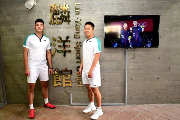 李洋_王齊麟(左)出席中山國中「麟洋館」落成儀式。北極熊羽球提供