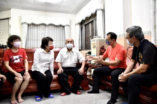 盧市長親赴凱琳后里家中和凱琳的爺爺-父母-叔叔及教練致謝並表達恭賀。台中運動局提供