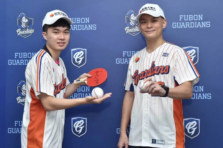 台灣大哥大總經理林之晨今日於台灣大哥大XVIII悍將中學返校日,正式宣布「小林同學」林昀儒成為台灣大體育家族的一員。官方提供