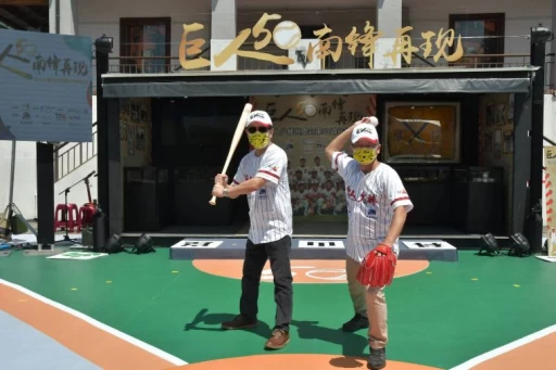 工研院院長劉文雄(左)與第一代巨人少棒球員、現任工研院資深副總監暨南分院執行長吳誠文打造科技運動產業。大會提供