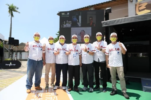 慶祝巨人少棒奪冠50周年,第一代巨人少棒成員,右起吳誠文、葉志仙、沈清文、蔡順全經理、陳金鉛、吳智雄、魏景林,林文崇(視訊畫面右上)、李泉成(視訊畫面中間)相聚安平古堡。大會提供