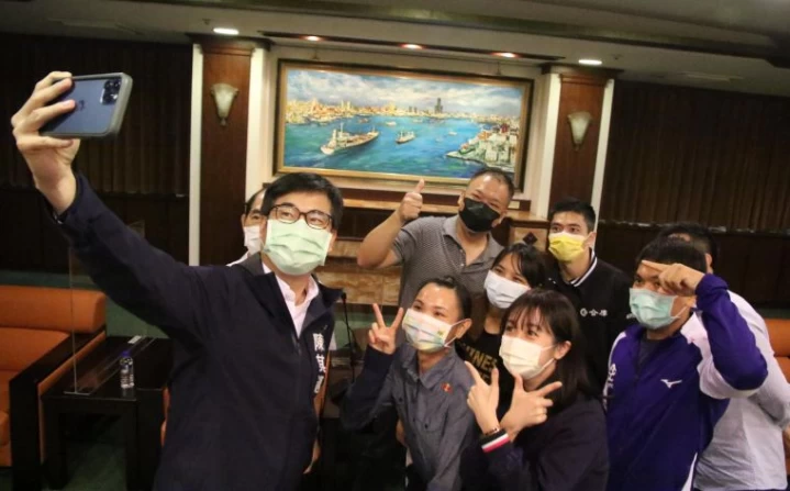 高市長陳其邁與高市東奧選手玩起自拍。高雄市運發局提供