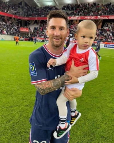 梅西與對手門將的兒子合照。摘自rajkovic__ana IG