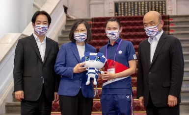 戴資穎代表致贈吉祥物。總統府提供