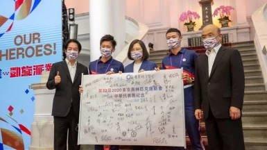 李智凱(左2)、湯智鈞(右2)與總統合照。總統府提供
