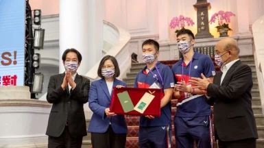 王齊麟／李洋受獎。總統府提供