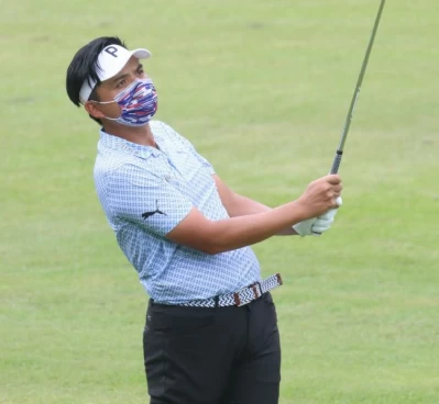 第三回合洪健堯擊出最低65桿以(-8)衝到並列第二。鍾豐榮攝影