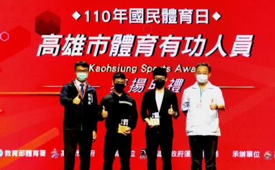 行政院體發會副召集人余政憲(右1)、運發局長侯尊堯(左1)分別頒贈最佳女選手陳映竹(右2)、最佳男選手謝宗庭。高雄市政府運動發展局 提供