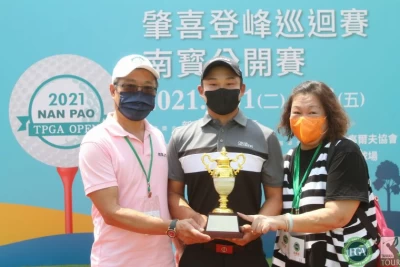 2021肇喜登峰巡迴賽南寶公開賽李玠柏奪冠和爸爸媽媽一起分享榮耀。鍾豐榮攝影