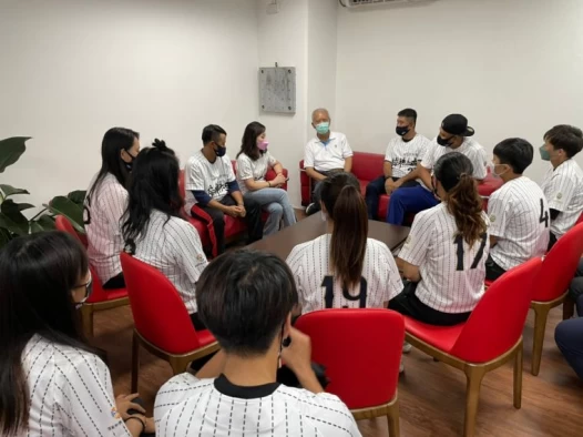 接棒未來女棒隊昨進駐專屬辦公室,與支持他們3年的魏應充閒話家常。官方提供