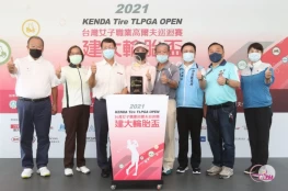 2021建大輪胎盃(左起)台豐高爾夫俱樂部林伯實董事長、台灣女子職業高爾夫協會劉依貞理事長、建大工業股份有限公司楊啓仁董事長、選手張靖翎、建大工業股份有限公司楊銀明總裁。官方提供