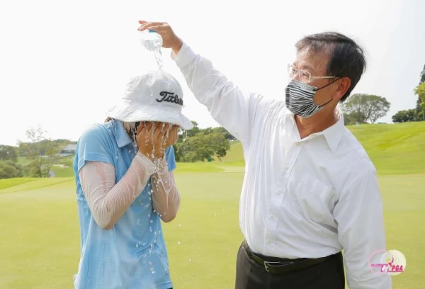冠軍洪玉霖接受建大工業股份有限公司董事長楊啓仁(右)潑水慶祝。TLPGA提供/葉勇宏攝影