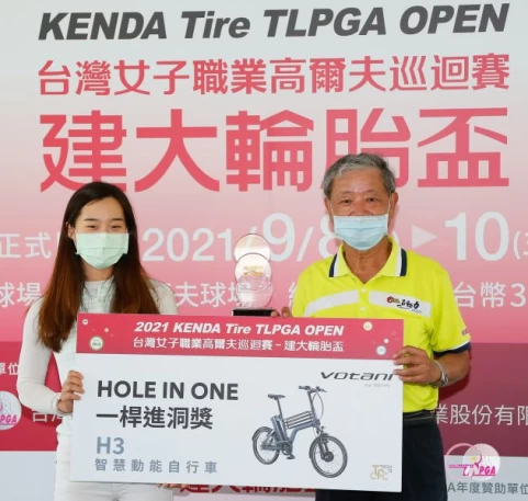 建大工業股份有限公司總裁楊銀明(右)抽獎,由職業選手溫娣獲得。TLPGA提供/葉勇宏攝影