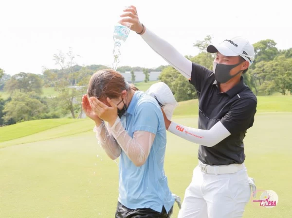 紐西蘭籍洪玉霖(左)與陳萱經延長加賽七洞後獲勝。TLPGA提供/葉勇宏攝影