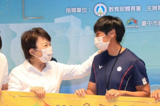 盧市長頒發奧運激勵金予東奧輕艇選手張筑涵。台中市運動局提供