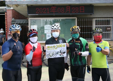 歡慶美利達曾副總完騎200登鳳山寺。官方提供