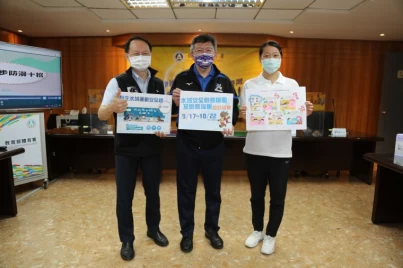 體育署召開例行記者會說明水域互動數位教材及邀請同學參與水安創意繪圖競賽。(左起:學校組蔡忠益組長、林哲宏副署長及黃渼茜選手)體育署提供