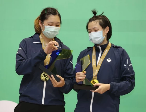 黃歆(右)簡彤娟沒想到可以拿金牌。李天助攝