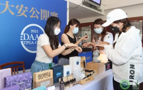 藍柏閣居家香氛精品贊助配對賽參加獎肌肉舒緩霜,也展示各式精油。大會提供
