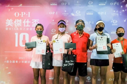14歲女雙冠軍蔡宇甯/黃珉臻(左)、亞軍黃奕晴/潘巧淳(右)。海碩整合行銷提供