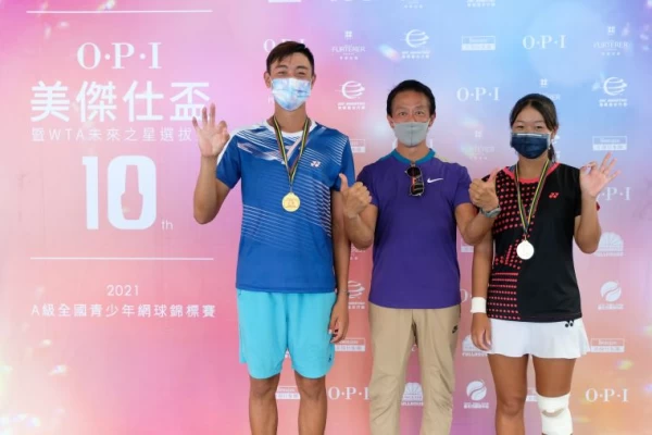 【圖一】美傑仕集團董事長陳睿豐與單打三連霸選手楊凱翔(左)、林芳安(右)合影留念。海碩整合行銷提供
