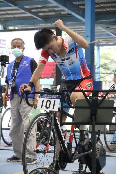 男子菁英組由南寶樹脂車隊張瀚允以自由車菜鳥的新人之姿大勝科班選手。自由車協會提供