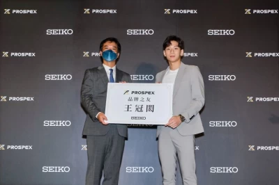 台灣Seiko總經理藤田安城(左)頒發「品牌之友」證書給王冠閎(右)。官方提供