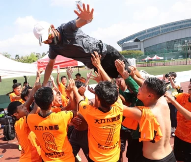 台中教練王柏旻被球員舉起來慶祝。李天助攝