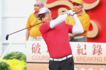 謝東宏今天打出72桿,以143桿並居領先。大會提供