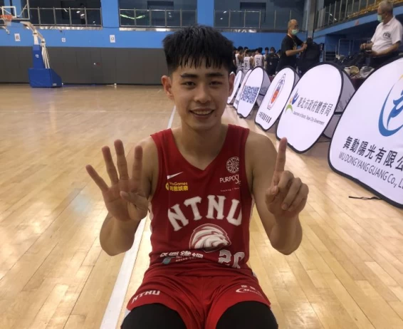 台師大林信寬右手指比4、左手指比1,詮釋個人生涯新高41分。大會提供